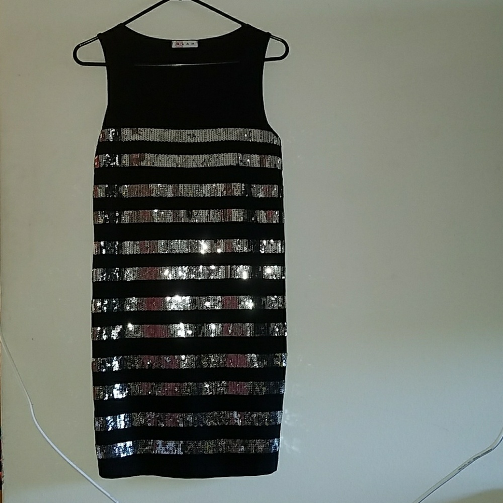 Short dress with sequences on front only