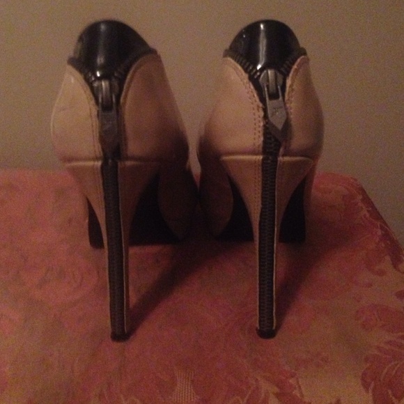 High heals - Picture 2 of 3