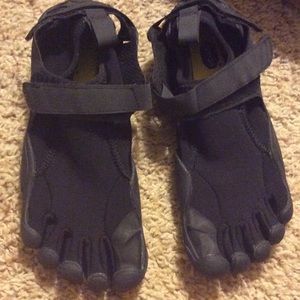 Vibram five finger shoes black