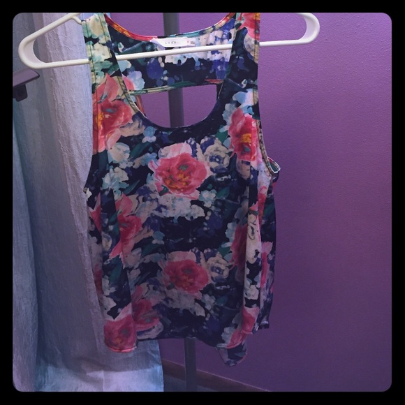 Sleeveless flower tank top with open back