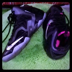 LEBRON 11' MIAMI NIGHTS GYM SHOES