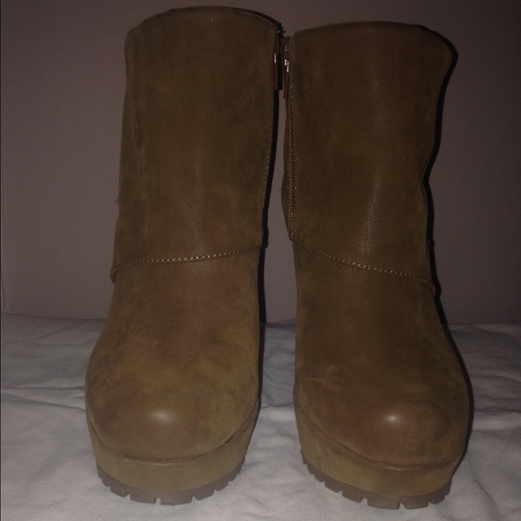 Boots - Picture 3 of 4