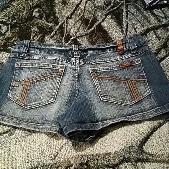 Shorts - Picture 3 of 4