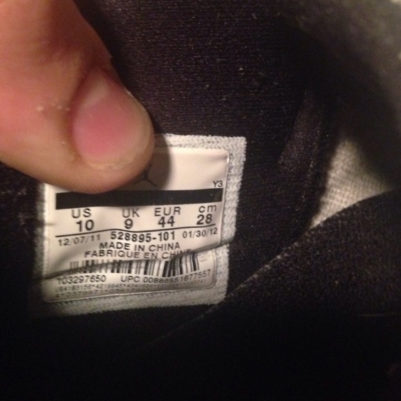 Jordan cherry 11's - Picture 3 of 3