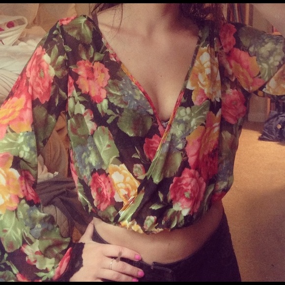 Forever 21 Tops - New forever 21 floral chiffon crop top