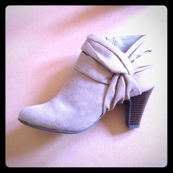 Tan ankle boots with twisted accent
