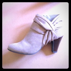 Tan ankle boots with twisted accent