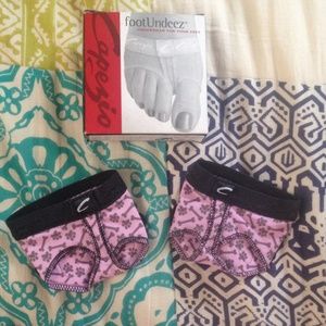 Capezio Paw Print Foot Undeez