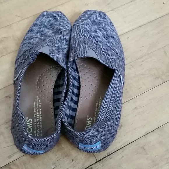 Textured Tom's shoes