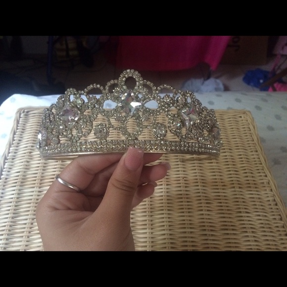 Quinceañera or sweet sixteen crown 👸✨