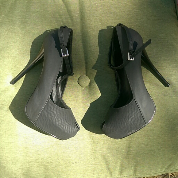 NEW Shoes!!! Black heels - Picture 2 of 4