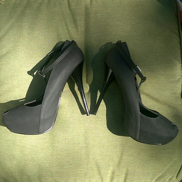 NEW Shoes!!! Black heels - Picture 3 of 4