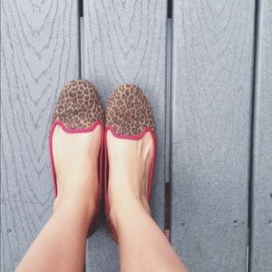 Vintage leopard flat with red accent