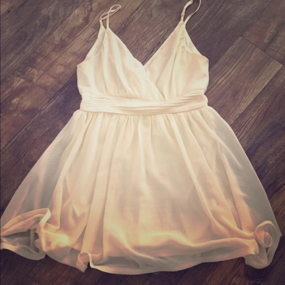 Cute beige/white chiffon dress 🎀👗