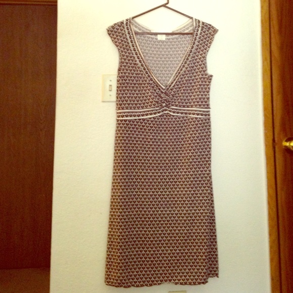 V-neck sweetheart dress with cute heart print.