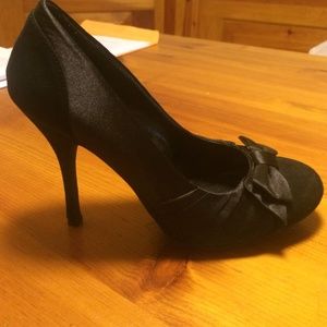 Black heels with bow front