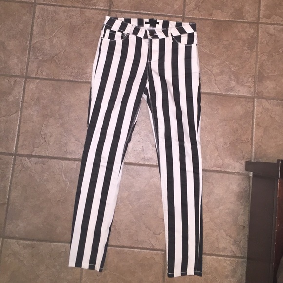 ๐ซSOLD๐ซ Black and White Striped Pants ๐ ๐๐ - Picture 3 of 4