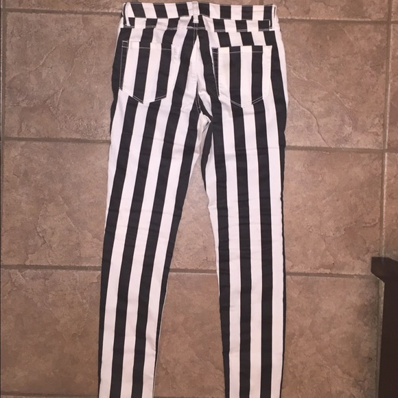 ๐ซSOLD๐ซ Black and White Striped Pants ๐ ๐๐ - Picture 4 of 4