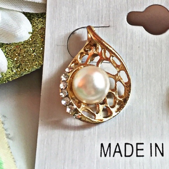 ❗️🚫SOLD❗️The Captured Pearls Earrings - Picture 2 of 3