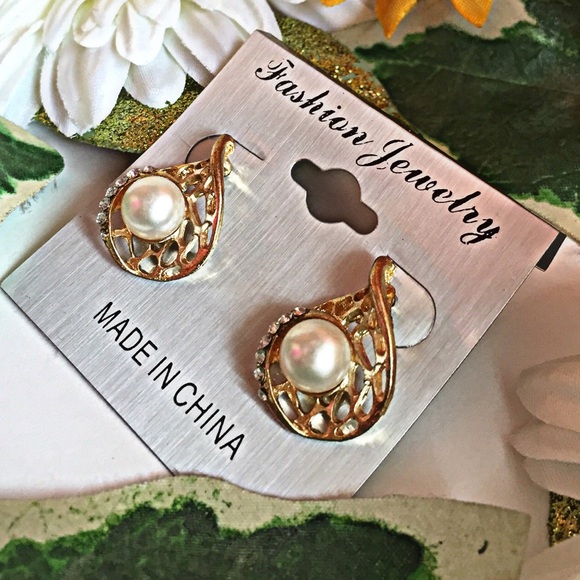 ❗️🚫SOLD❗️The Captured Pearls Earrings - Picture 3 of 3