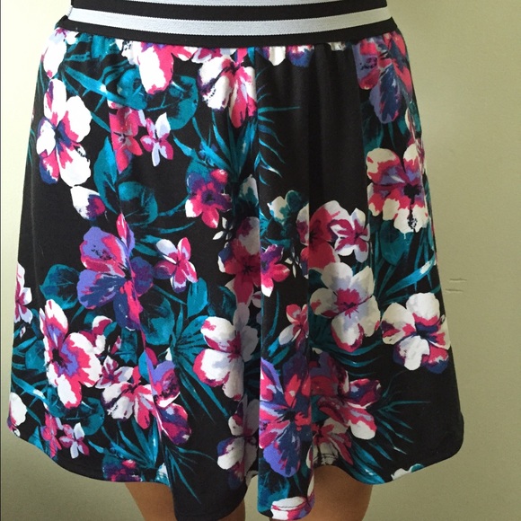 Ninth Hall never been worn skirt with tags - Picture 2 of 2