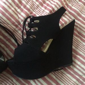 Black wedges