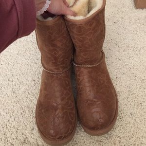 Printed chestnut uggs!