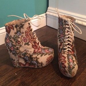 Floral canvas tie-up booties