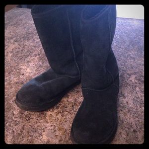 Black sheepskin boots
