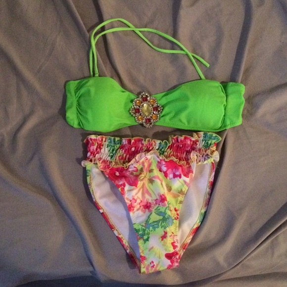 NWOT Cute Bandeau Bikini Set