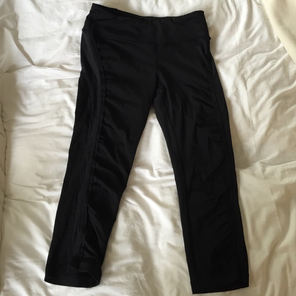 BLACK CROPPED LULULEMON WORKOUT LEGGINGS