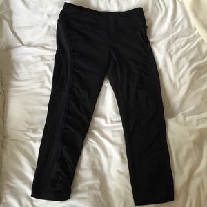 BLACK CROPPED LULULEMON WORKOUT LEGGINGS