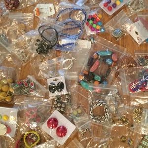 🎉🎉81 pieces of assorted costume jewelry.
