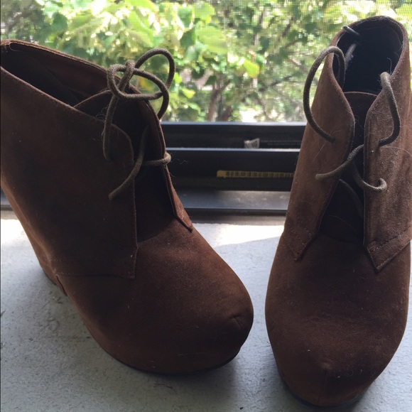 Chocolate lace wedges