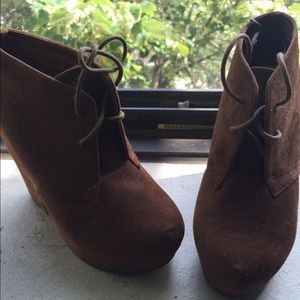 Chocolate lace wedges