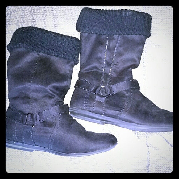 Unlisted black boots