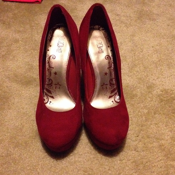 Red platforms - Picture 1 of 4