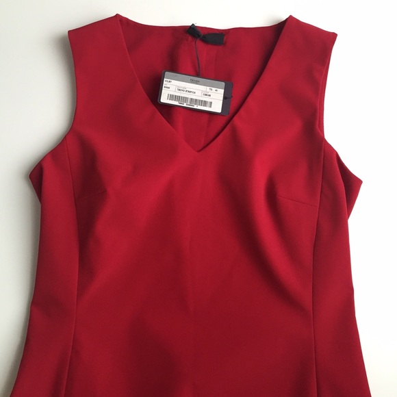 🎉 PRADA Sleeveless Red Knit Top - Picture 2 of 7