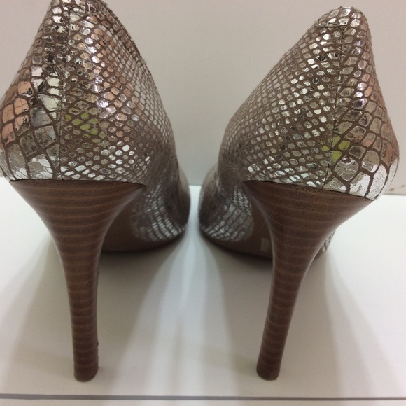 DKNYC MIRRORED SNAKESKIN PUMP - Picture 3 of 4