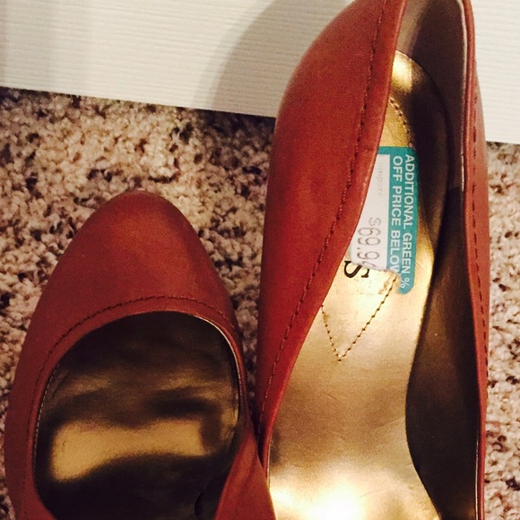 Chic Guess Heels - Picture 2 of 2