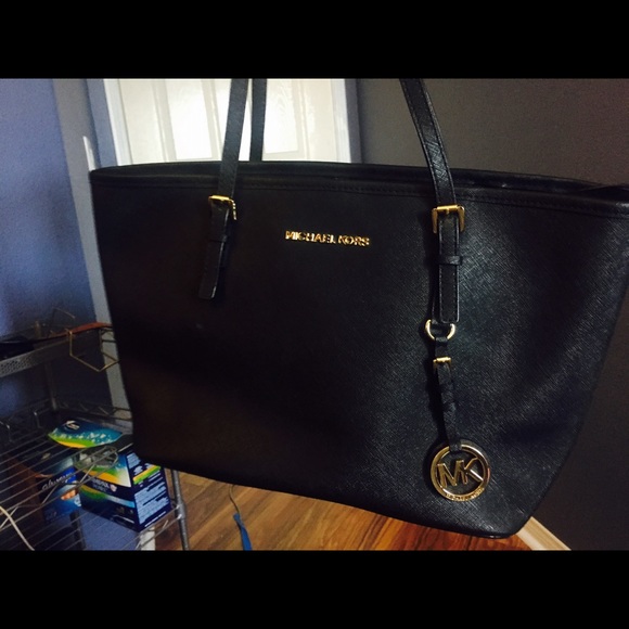 Authentic MK tote 💯✔️