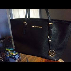 Authentic MK tote 💯✔️