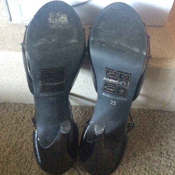 Strappy high heels - Picture 2 of 2