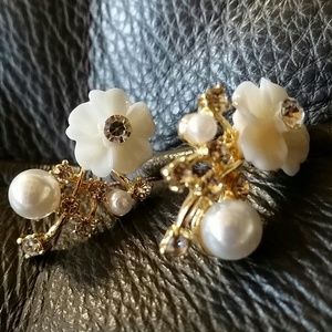 Gold tone delicate flower earings