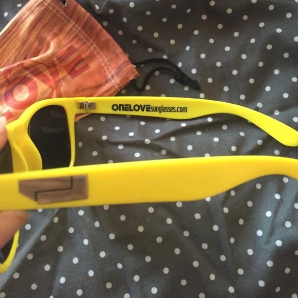 OneLove sunglasses yellow - Picture 3 of 4