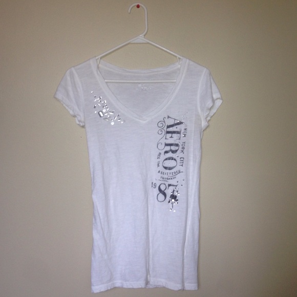 Aero blinged, white, v-neck! Size medium