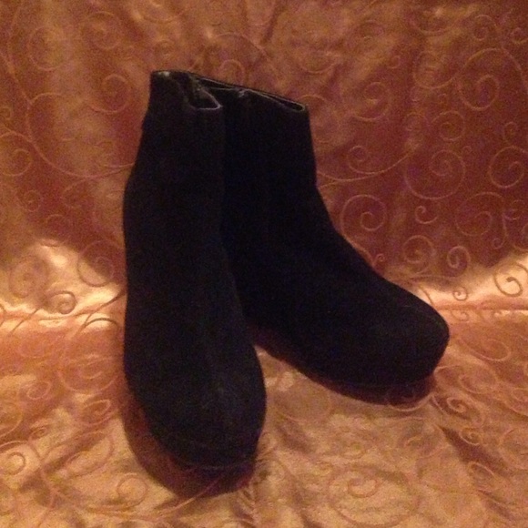 Black 4 1/2 inch booties with a 1 inch platform. - Picture 1 of 3