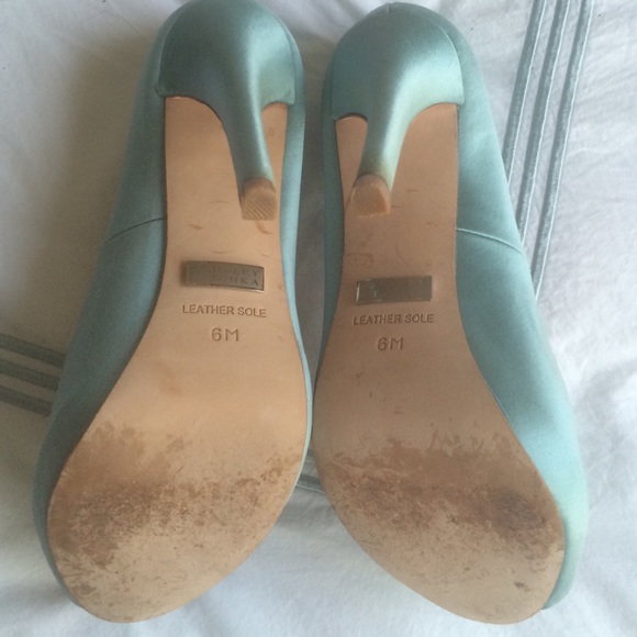 🎉HP 7/31🎉Badgley Mischka blue heels with flower - Picture 4 of 4