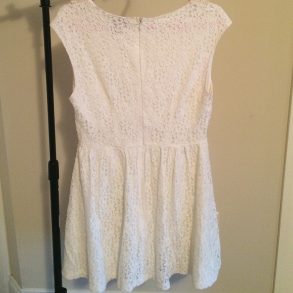 Forever 21 Lace dress with collar - Picture 4 of 4
