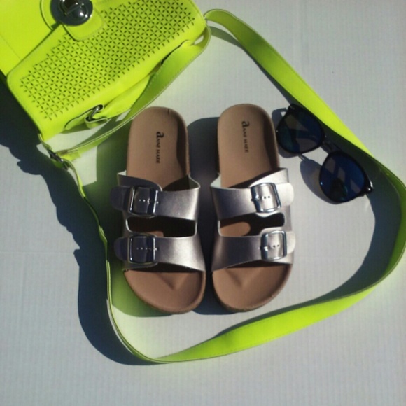 Shoes - 🍹🌴🆕Silver trendy sandals🍹🌴
